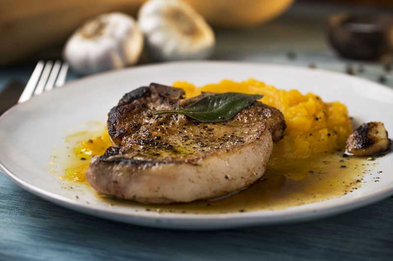 Costillas de cerdo con ajo y salvia