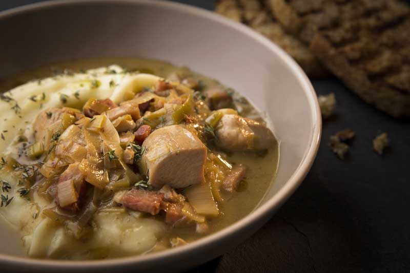 Guisado de frango, alho-poró e vinho branco